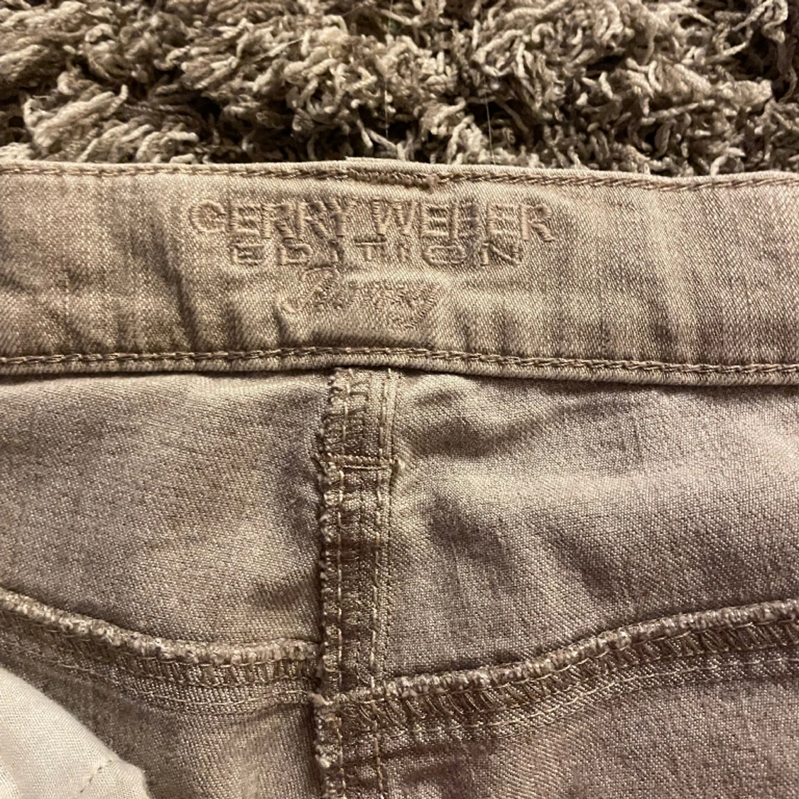 Ljusgråa jeans