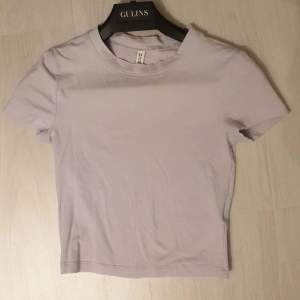 Basic t-shirt från h&m aldrig andvänd bara testad. Om det finns några frågor skriv gärna :)