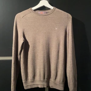 Morris tröja - Säljer nu min 100% merino wool Morris tröja där jag har växt ur den. Tröjan är i bra skick utan några skador. Köpt inne på Morris i Stockholm, nypris: 1600 mitt pris: 700. Tröjan är liten i storlek så den sitter som en XS. Hör av er vid frågor!🌟