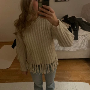 Stickad tröja med fransar  - Söt stickad tröja, passar till allt! Nästan aldrig använd 💘