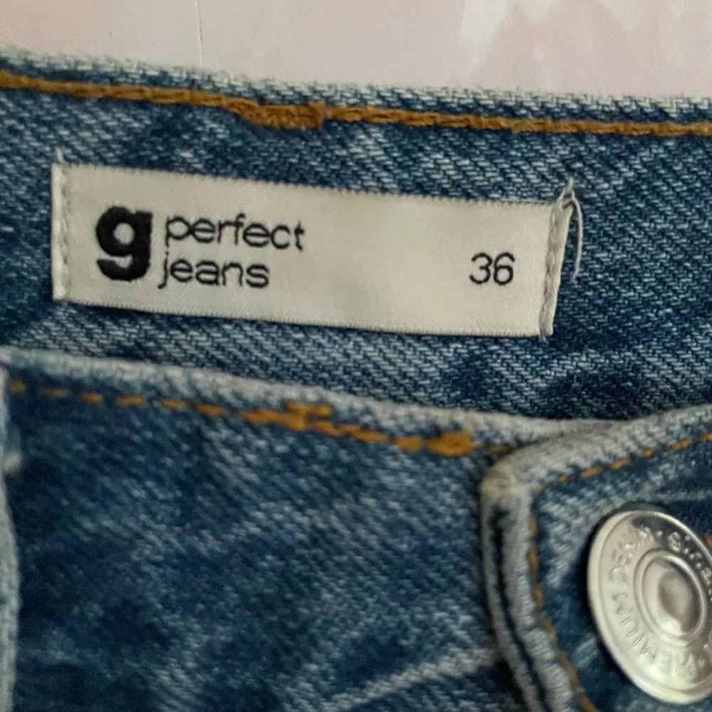 Blåa jens från Gina Tricot, använda  endel för ca 1/1,5 år sedan. Men är i bra skick. . Jeans & Byxor.