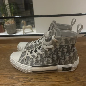 Dior skor - Dior skor i riktigt fint skick till bra pris. Nypris: 11 000 kr. Mitt pris: 4599 kr. Inga defekter!🌟