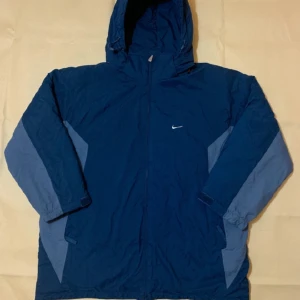 Vintage Nike jacka - I nyskick.  Har inga fel på den. Är varm å go Skriv för mer info 