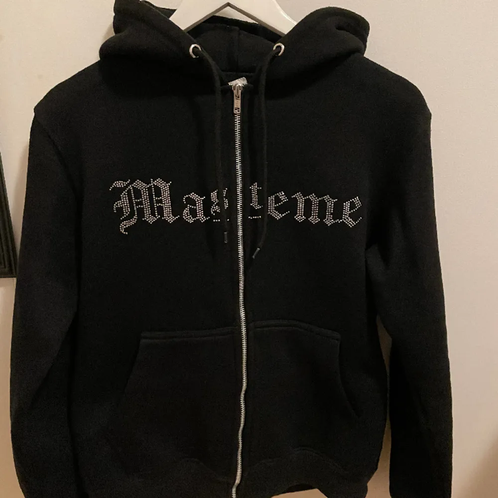 Tja! Säljer nu denna feta zip hoodien från ”Masteme UF” | Storlek S och är i väldigt gott skick | Hör av dig vid minsta lilla fundering😉. Hoodies.