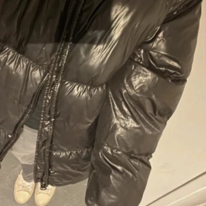 Jacka  - Min förra årets vinterjacka m, den är stor varm och bekväm! Säljer eftersom jag aldrig använder den längre (ingen plats i garderoben)! Hopps någon annan får mer användning av den! 