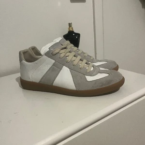 Maison Margiela skor - Säljer mina Maison Margiela skor för de har blivit för små för mig. Nypris(5300kr), mitt pris (2500kr)😊