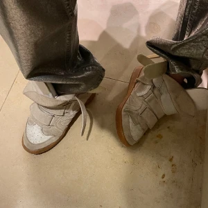 Isabel marant beckett skor - Säljer dessa isabel marant sneakers, de är gamla i modellen och väl använda som syns på bilderna, därav priset, kostar över 5000 nya. Men de är hela och har mkt tid kvar ❤️ 