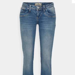 Älskar dessa jeans från ltb i modellen Valerie❤️dom är jättefina men kommer inte till använding💗 dom har två små hål på insidan men det är inget som syns på utsidan💓 lappen är även lite lös på baksidan men det märks inte❤️dom är lågmidjade och bootcut💗