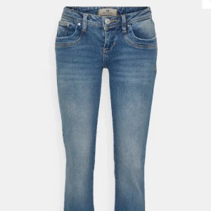 Ltb jeans - Älskar dessa jeans från ltb i modellen Valerie❤️dom är jättefina men kommer inte till använding💗 dom har två små hål på insidan men det är inget som syns på utsidan💓 lappen är även lite lös på baksidan men det märks inte❤️dom är lågmidjade och bootcut💗