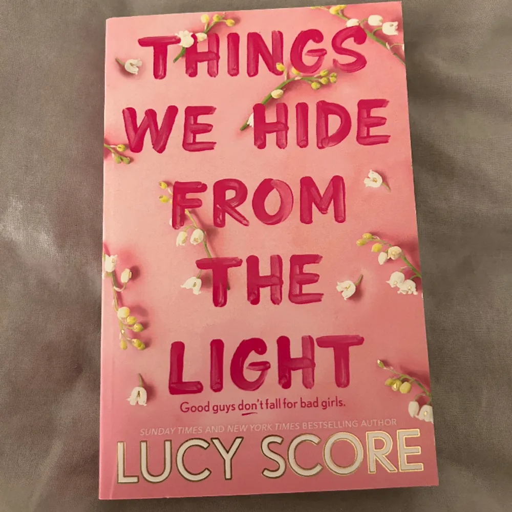 Things we hide from the light av Lucy Score. Är i pocket format och i utmärkt skick. Köpte men har inte öppnat sen dess. Nypris på adlibris: 141 kr. Övrigt.