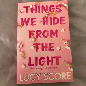 Things we hide from the light av Lucy Score. Är i pocket format och i utmärkt skick. Köpte men har inte öppnat sen dess. Nypris på adlibris: 141 kr