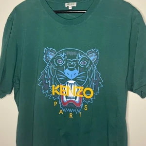 Kenzo Tshirt - Skick: 4/5 Nypris: 999kr Storlek: XL (Passar M-XL)