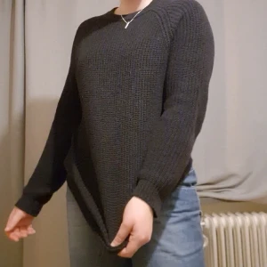 Svart "stickad" tröja - Svart halvtjock tröja i mjuk bomull och sticks ej, från lager 157. Tröjan har blivit lite nopprig över hela plagget men annars är den i bra skick och sitter bekvämt!