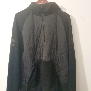Sail racing cardigan - Tja säljer nu denna riktigt schyssta sail racing cardigan jackan. Anledningen till försäljningen är att jag ej använder den mer. Vid fler funderingar eller bilder skriv 😁