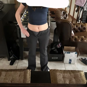 Lågmidjade kostymbyxor  - Jag säljer mina Lågmidjade kostymbyxor i storlek 36 då jag växt ur de. Använda fåtal gånger så de e nyskick. 