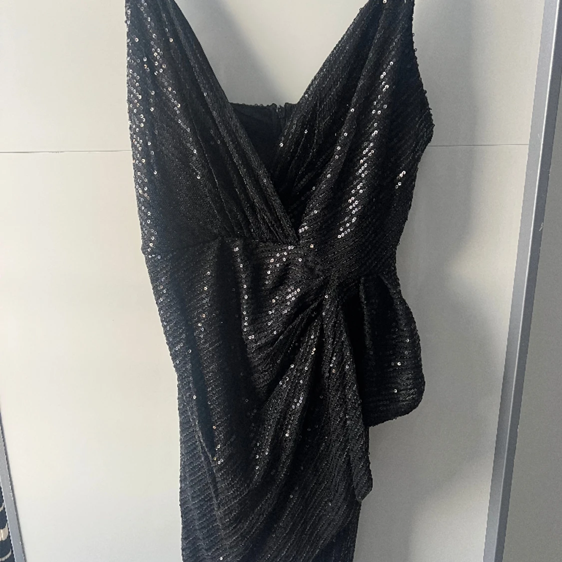 Svart paljettklänning - 90