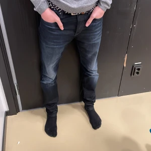 G-star jeans  - Schyssta jeans i marinblå färg, lapp sitter på och är i helt ny skick. Nypris ca 1300, Modellen är 183 och väger 64 kg. Skriv om ni vill se fler bilder och hör av er vid frågor🤩
