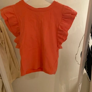 Volang topp - Aprikosfärgad topp med volang ärmar från Zara Storlek M 