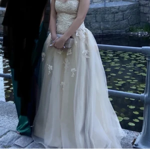 Balklänning  - min älskade balklänning som är använd endast 1 gång, inga fläckar eller hål!🫶🏻i stolek 34 skulle jag gissa på men har gått och sytt ditt en knapp så det går att få den till en 32 (kom privat för mer info o bild)nypris:6000 mitt pris:2500kr🫶🏻