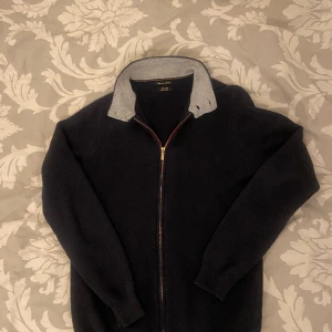 Massimo Dutti Zip up - Tjena, säljer min Massimo Dutti Zip up i storlek S, då den blivit för liten  Röd detalj vid sidan av dragkedjan