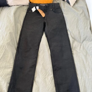 Skinnbyxor  - Australienska skinnbyxor från Wallaby, helt oanvända med prislapp kvar. Storlek 29”, köpa för 1595kr. Skitsnygg modell ”505” som passar unisex. 