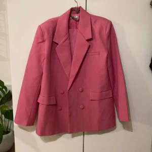 Rosa blazer - Rosa oversized blazer från SLA the label, använd 1 gång. Säljer även matchande byxor och topp. 300kr för blazern, 400kr för hela kitet.