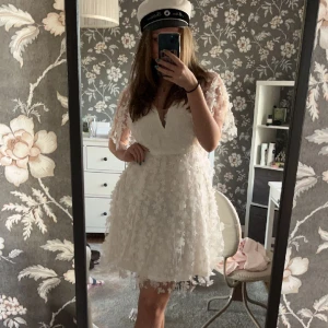 Studentklänning  - Säljer nu min älskade studentklänning från bubbelroom. Använd endast en gång så den är i väldigt bra skick. Skriv för fler bilder. Nypris 999kr 