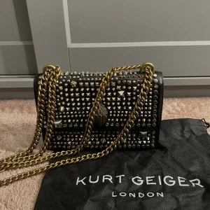 Kurt geiger väska  - Cool och unik Kurt geiger väska med nitar, väl använd men i mycket fint skick och inga defekter!