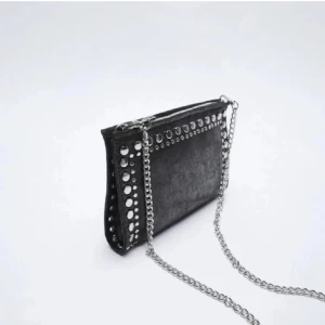 Väska  - Säljer denna jätte snygga zara väskan. Det finns inga defekter. Säljer den för att den inte kommer till användning. Kom privat för fler bilder💖💖