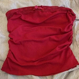 croptop  - har resår på sidorna så den sitter väldigt bra på kroppen. 