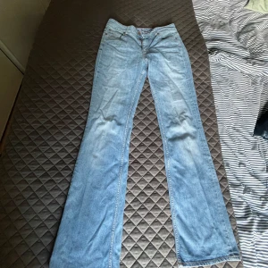 Tommy hilfiger jeans 29/34 - Sjukt snygga utsvängda midrise jeans i den perfekta nyansen. Storlek 29/34 och passar perfekt i längden på mig som är 176 cm. Har slitningar längst ner bak vid hälen men inget som syns så mycket när man har på dom🩷🩷