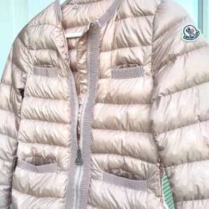 Moncler jacka  - Säljer min jätte söta gammaldags rosa Moncler jacka som är i barn modell men skulle säga att den också passar xs. Tillkommer även påse och luva.  Vid frågor och intresse kontakta mig! 