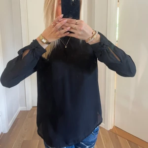 Svart blus  - Väldigt fin svart blus med fina detaljer i ärmarna, använd fåtal gånger så super bra skick! 💞💞