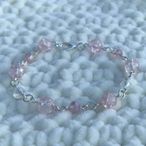 Armband  - Vackert armband av vita och rosa glaspärlor🌸🤍finns 7 till liknande armband 