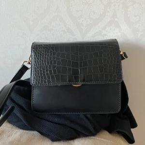 Axelremsväska  - En väska som jag har beställt från ONLY. Den är använd har använt den i 2 månader. Inga skador alls. Den har två band. Frågor=kom dm ❤️