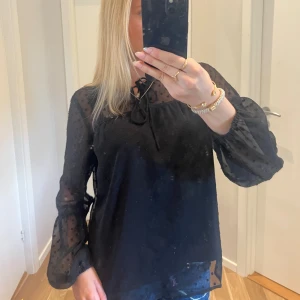 Blus  - Super unik svart blus med puffiga ärmar, använd fåtal gånger så väldigt bra skick! 🥰🥰