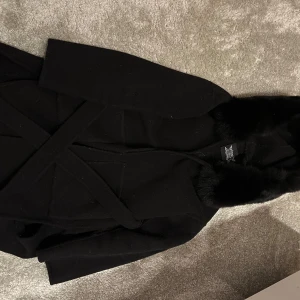 Kappa - Säljer denna pälskappa med äkta päls från garoff då jag inte använder den längre   Superfint skick och använd 1 höst Slutar under rumpan  För fler bilder skriv