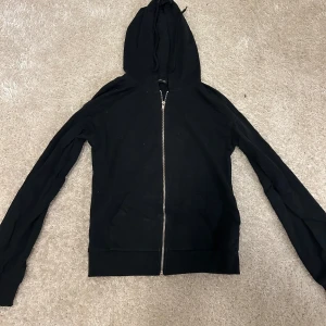 Svart zip hoodie - Svart zip hoodie från evenodd
