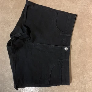 Jeansshorts - Svarta jeansshorts i stretchigt material från hm. Hög midja och fickor där bak.