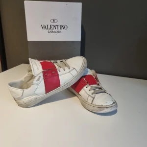 Valentiono  - Valentiono storlek 38 skick 5/10 sulan är lite sönder,  tvättas inann köp, hör av er vid frågor