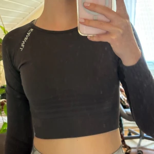 Långärmad gymtopp - Supersnygg långärmad gymtopp från ICIW! Använd fåtal gånger och är i toppenskick.  Skriv för fler bilder eller om du har frågor!!🫶🏼