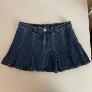Miniskirt - Lågmidjad jeanskjol med veck, fint skick inte använd så mycket 🎀