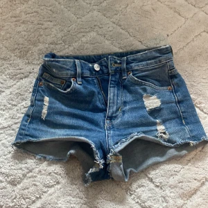 Jeansshorts - Säljer mina jeansshorts i storlek 32