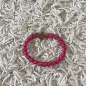 By Eloise London armband. - Ett armband från ”by Eloise London” köpte det för ungefär en månad sen, men det har aldrig kommit till användning. Köpte det för 60kr säljer det för 40kr