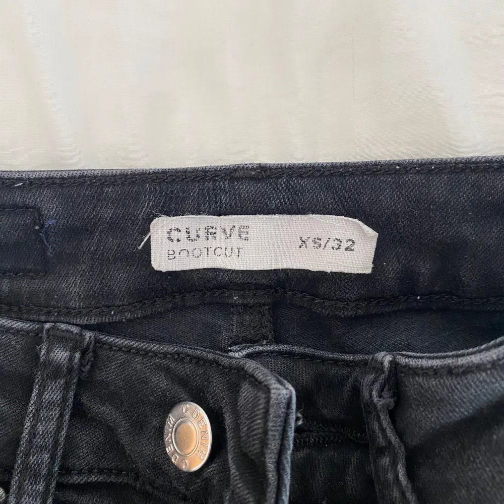 Svarta jeans i storlek xs/32, model: bootcut, hög midja Använda några gånger Står inte för frakt men kan posta om man swishar innan . Farkut & Housut.
