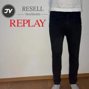 Replay Jeans | Modell Anbass | 8/10 skick lite änvänding | W30 L34 | modellen på bilden är cirka 183cm och väger cirka 75kg | nypris 1800kr vårt pris 549kr