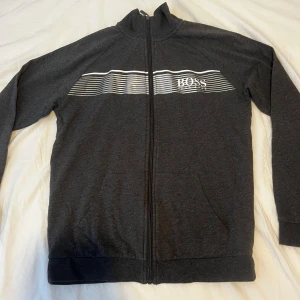 Hugo Boss kofta - Skicket är som nyköpt, använts 2-3 gånger tvättats en gång. Säljer pågrund av att jag inte använder den.