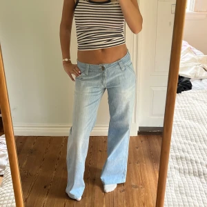 Lågmidjade jeans  - Lågmidjade vintage jeans.  Jag på bilden är 170cm.  Midjemåttet: 40cm (rätt över )  Inerbenslängd: 80cm Inga defekter 💕 använd dig utav köp nu🫶