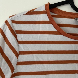 Randig T-shirt - Randig, skön T-shirt. Använd men i fint skick!