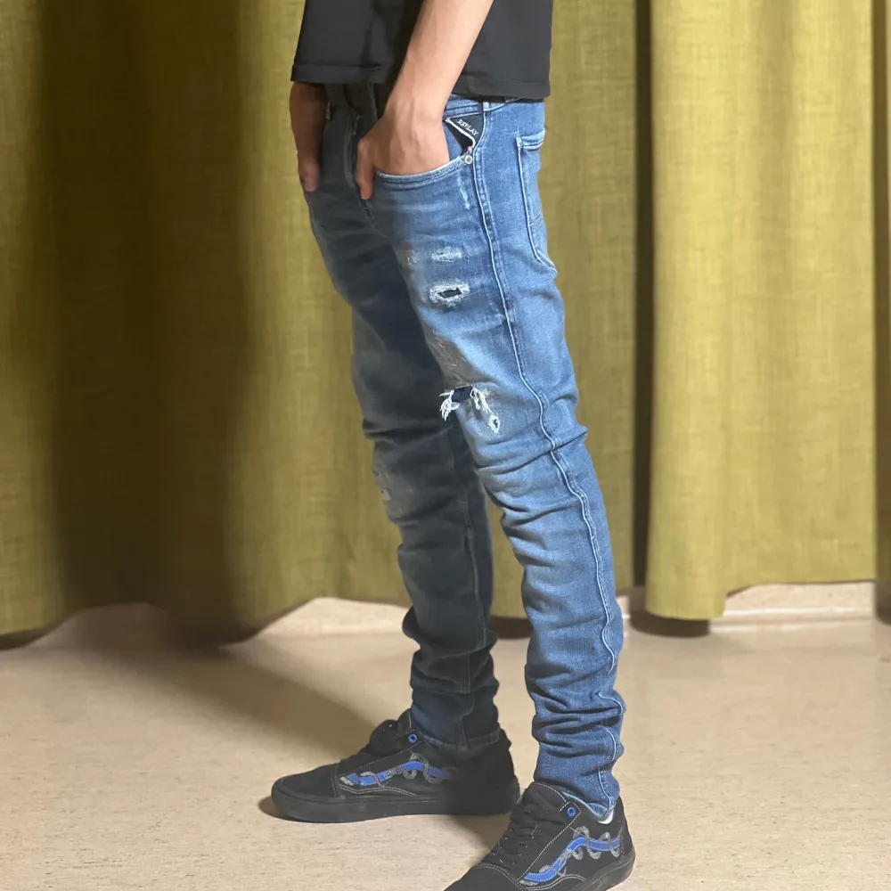 Ett par blå slimfitt replay anbass jeans med slitna detaljer. riktigt feta i storlek W29 L32 vårt pris 499 vid en snab afär går de att diskutera . Jeans & Byxor.